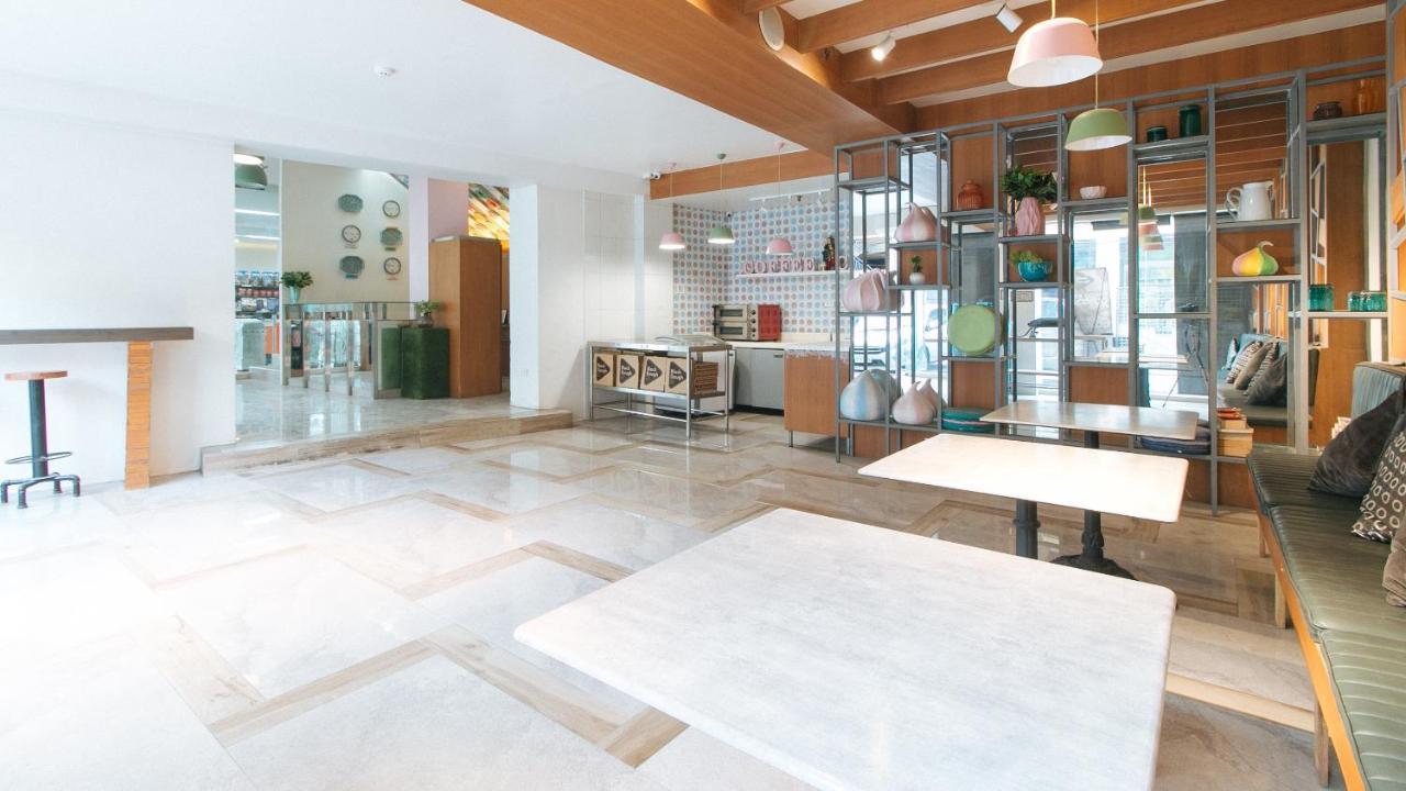 Urbanview At Lacson Street Bacolod City By Reddoorz Exterior photo