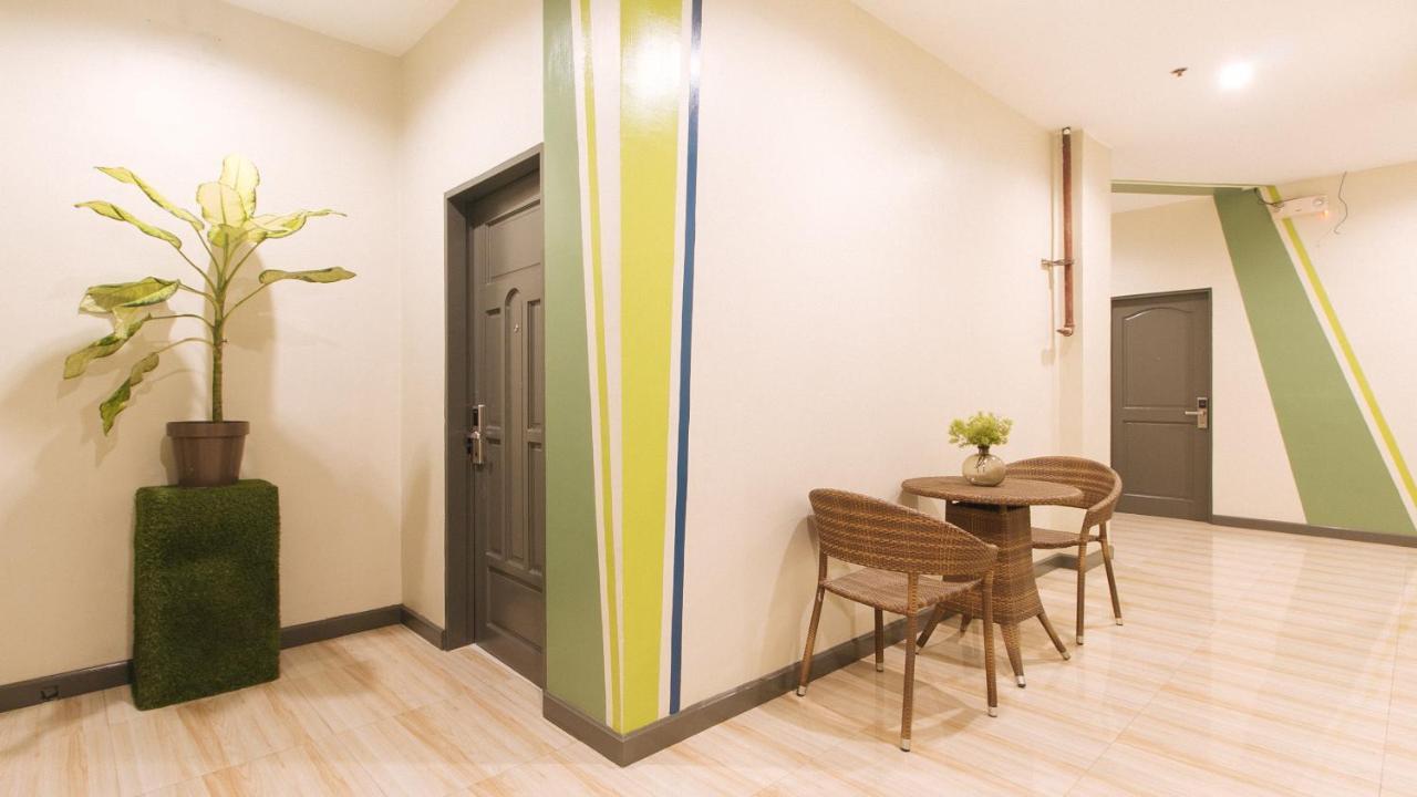Urbanview At Lacson Street Bacolod City By Reddoorz Exterior photo