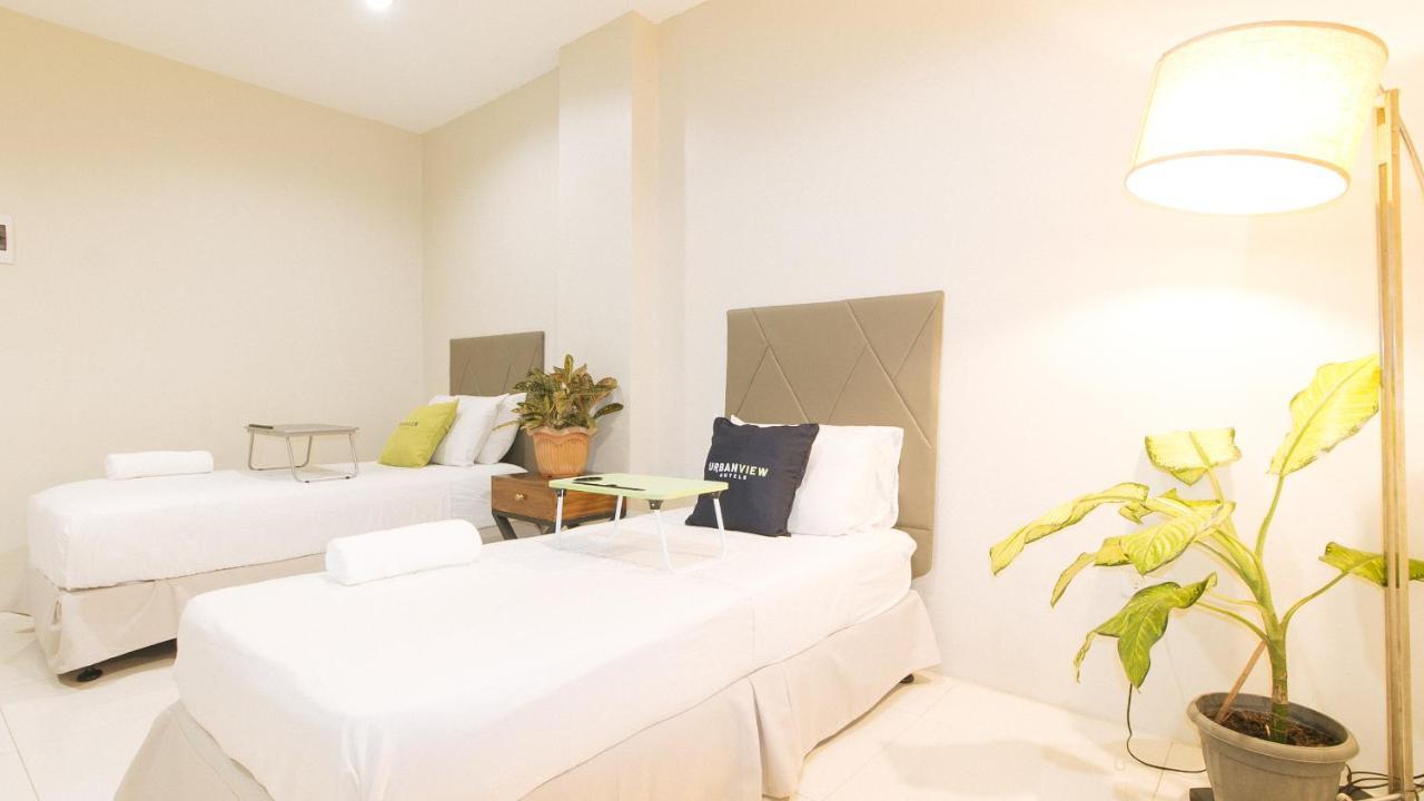 Urbanview At Lacson Street Bacolod City By Reddoorz Exterior photo