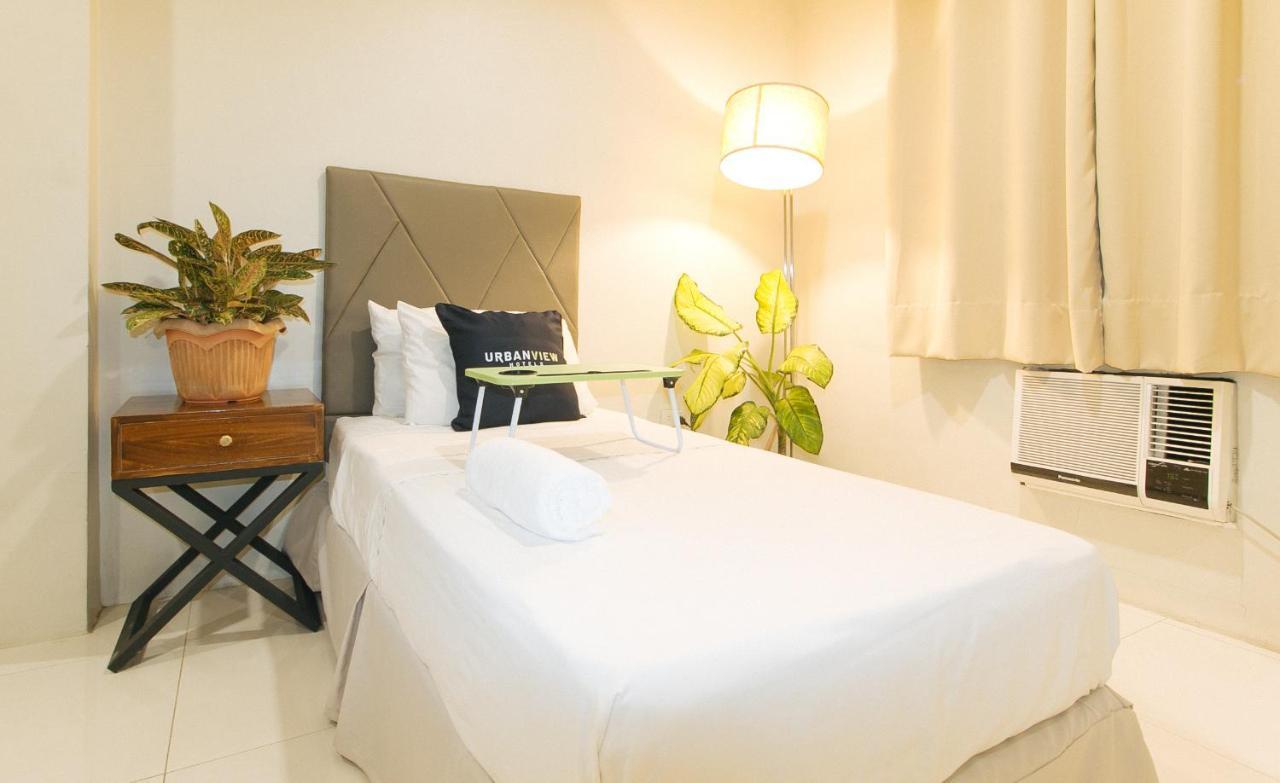 Urbanview At Lacson Street Bacolod City By Reddoorz Exterior photo
