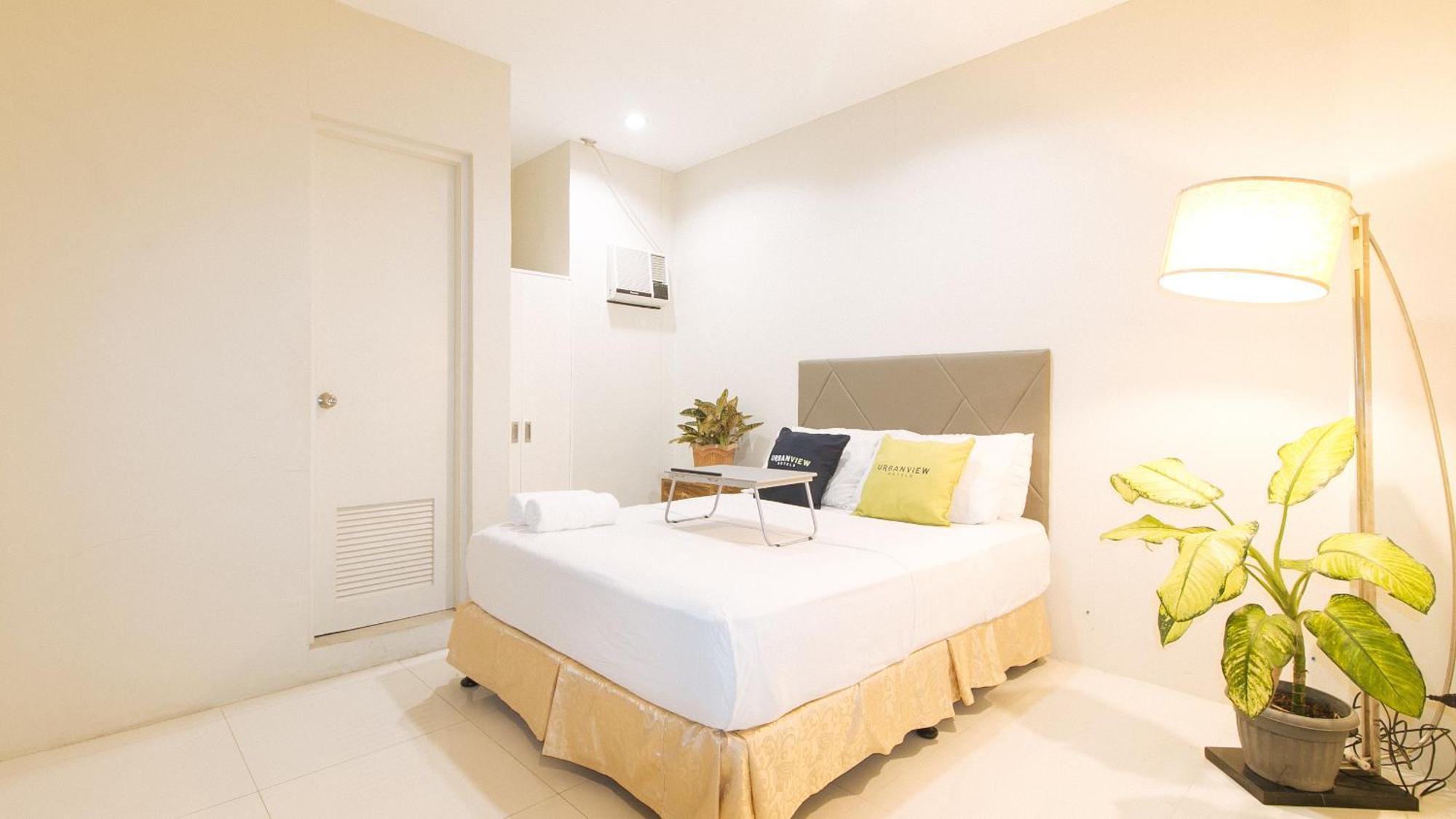 Urbanview At Lacson Street Bacolod City By Reddoorz Exterior photo